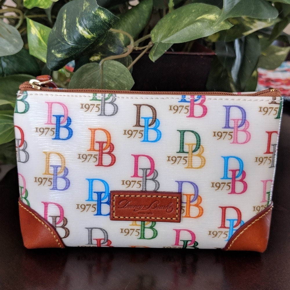 💮💮 SOLD 💮💮D & B White Multi Cosmetic bag